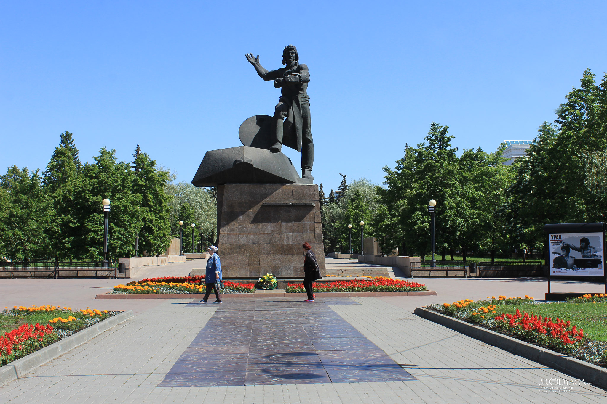 Памятник добровольцам-танкистам. Улица Кирова, Челябинск (Chelyabinsk)